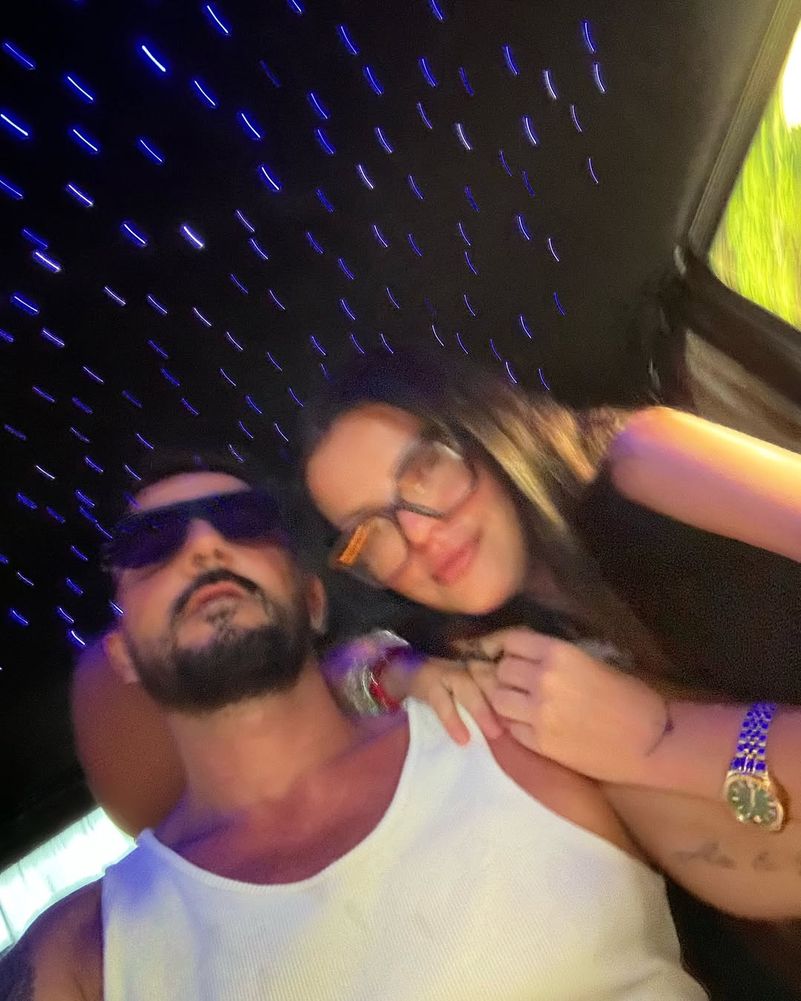 Gökhan Özen with his girlfriend - first photo