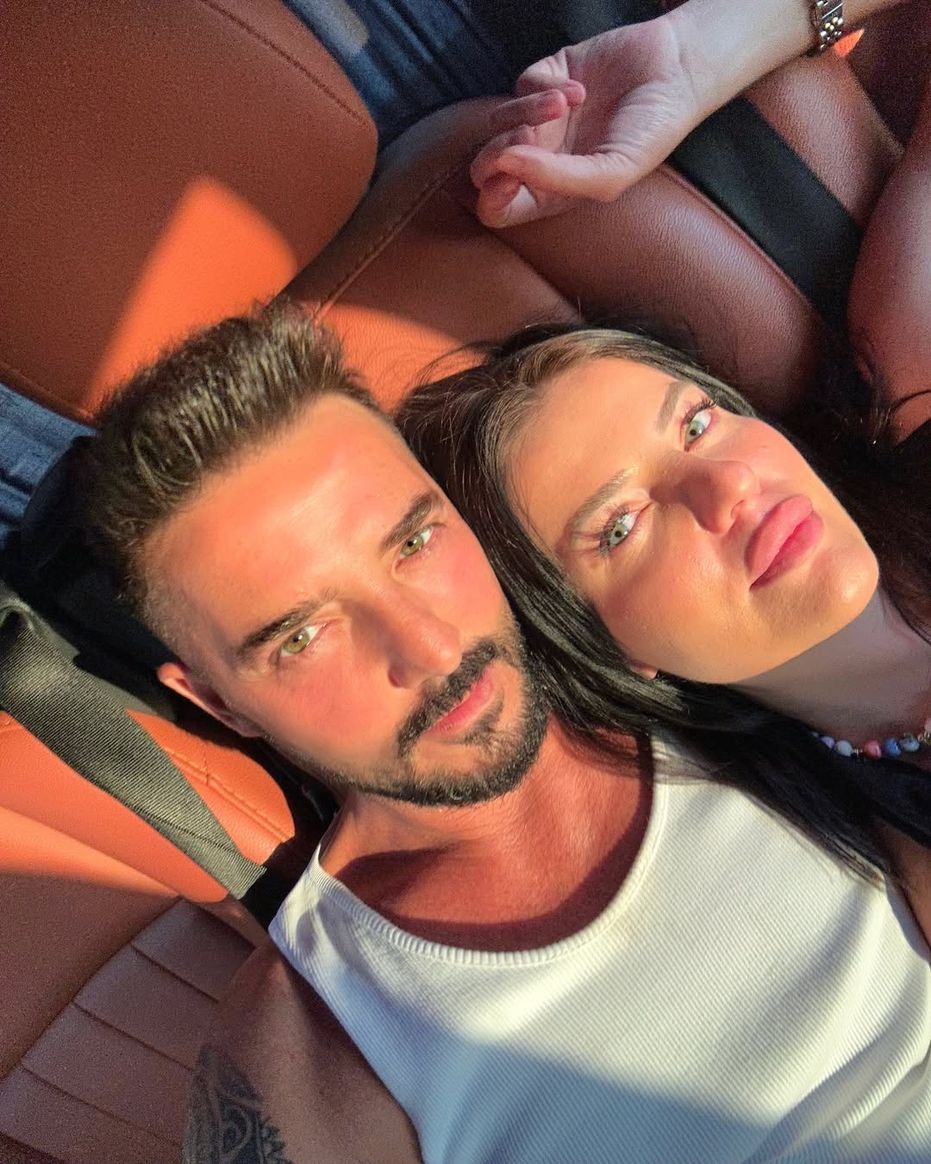 Gökhan Özen and his girlfriend - second photo