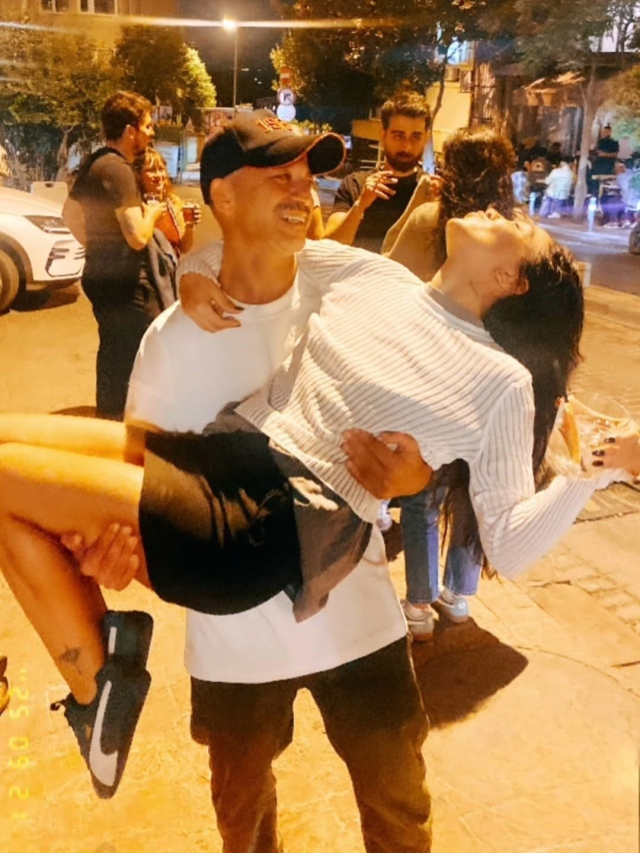 Rıza Kocaoğlu holding Aybüke Albere in a cheerful, intimate pose