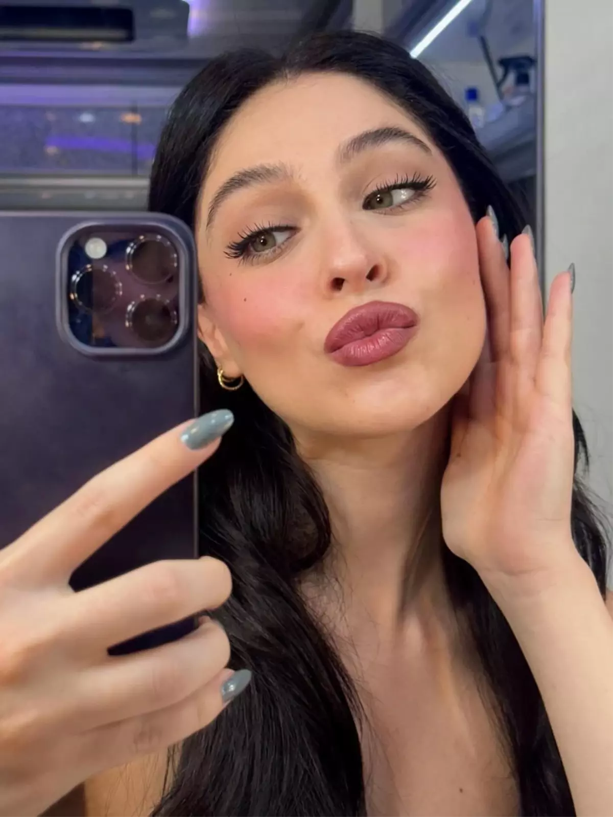 Cemre Baysel with self-done makeup in the Güller ve Günahlar set trailer