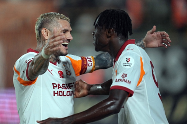 Galatasaray players celebrate Mauro Icardi’s goal against Alanyaspor