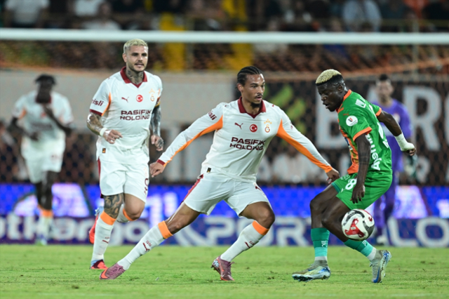 Ball ricochets off the post in Alanyaspor vs Galatasaray