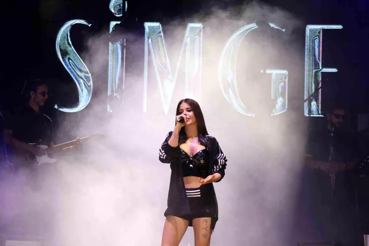 Simge Sağın performing at the Germencik Fig Festival