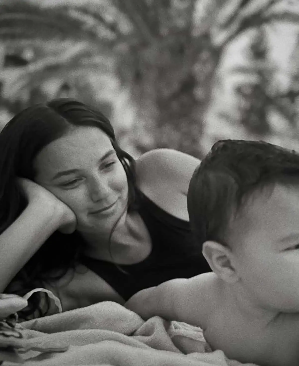 Foto familiar en blanco y negro de Pınar Deniz y Kaan Yıldırım con su hijo Fikret Hakan