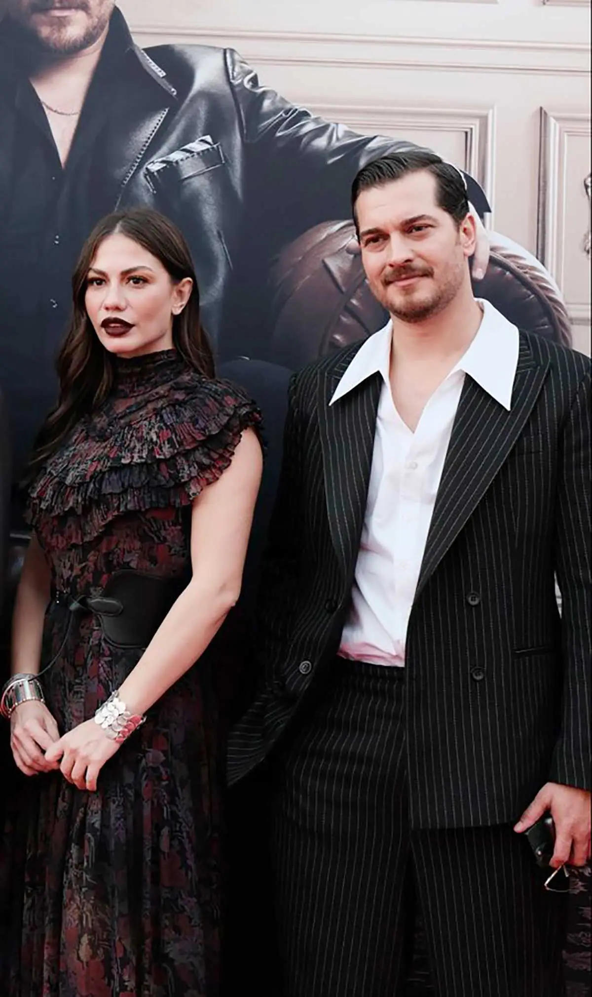 Çağatay Ulusoy y Demet Özdemir en MIPCOM 2025 en Cannes