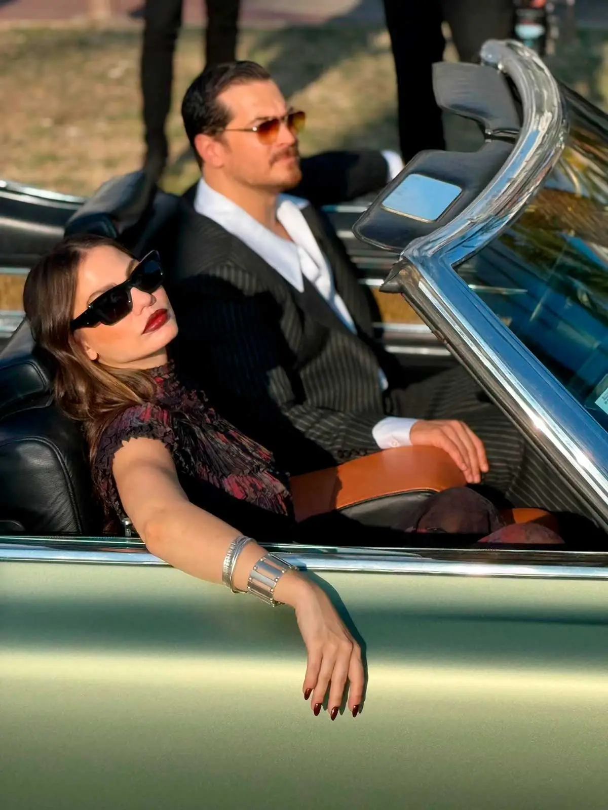 Çağatay Ulusoy y Demet Özdemir en las calles de Cannes con un auto clásico