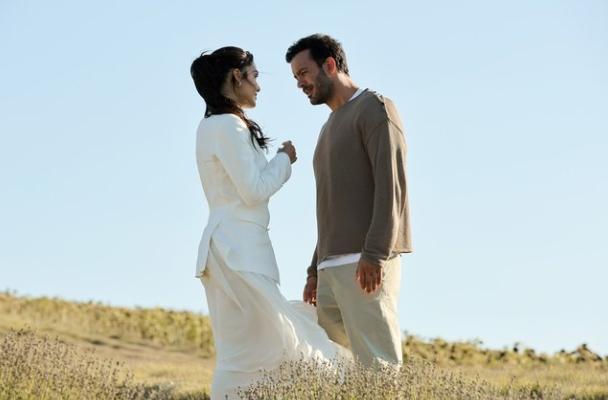 Hande Erçel and Barış Arduç in Love and Tears