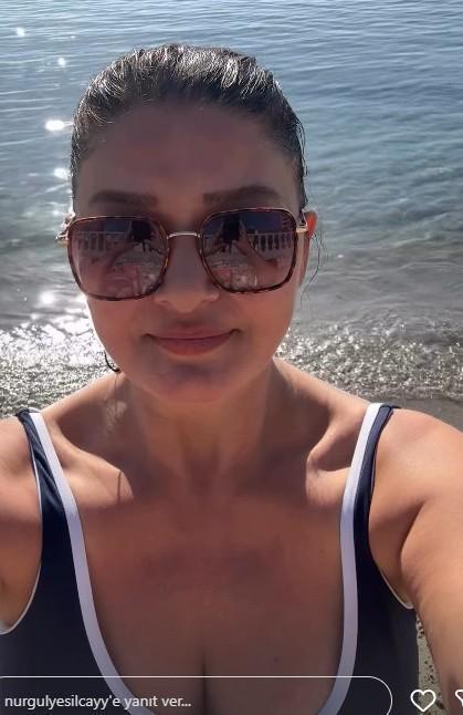 Nurgül Yeşilçay nadando en el mar de Esmirna en invierno