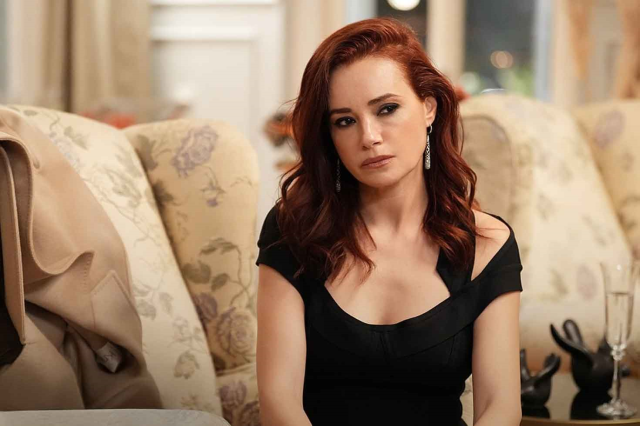 Turkish actress Özgü Namal hospitalized after a traffic accident in Beykoz
