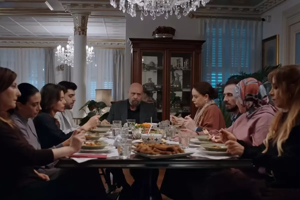 Doğukan Güngör and Kızılcık Şerbeti cast
