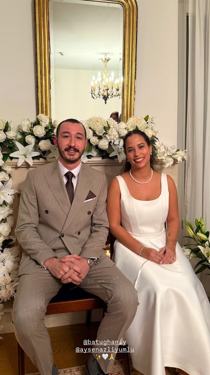 Nilüfer with her daughter Ayşe Nazlı during the engagement celebration