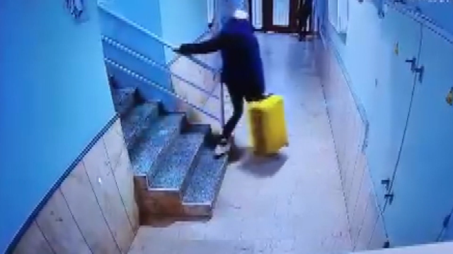Güllü’s daughter leaving the building