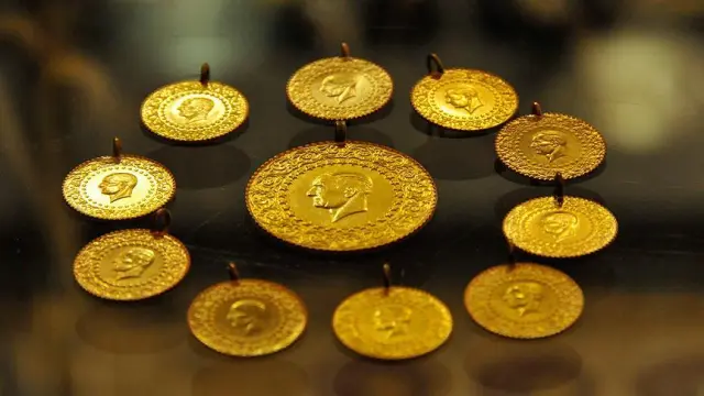 Cumhuriyet gold coin gift to Müge Anlı