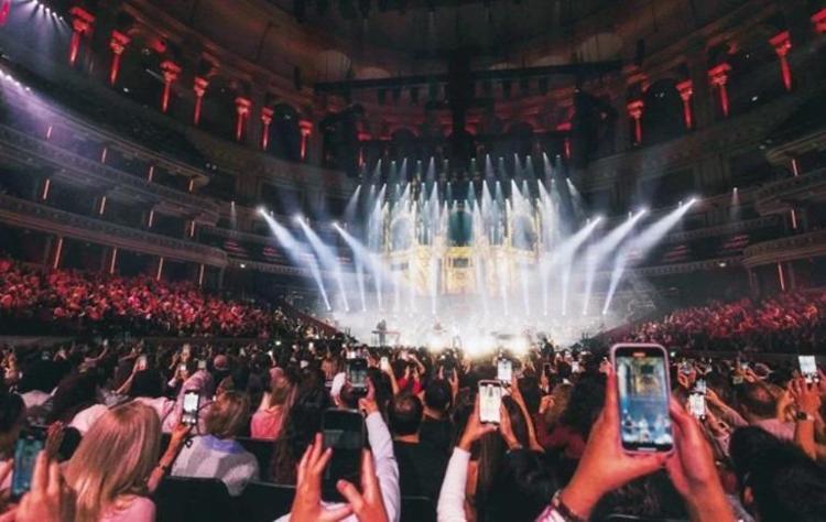 Live performance of Yalın at Royal Albert Hall