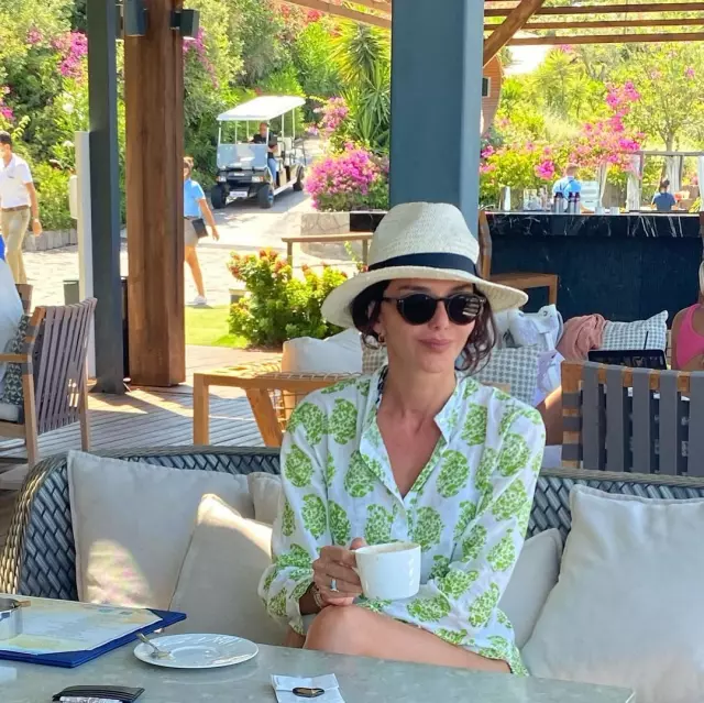 Unusual accessory worn by Hande Ataizi