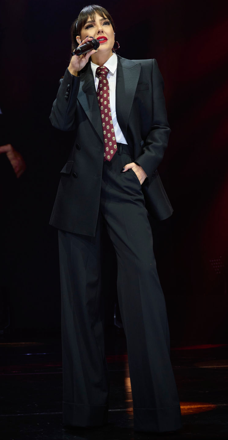 Ebru Gündeş on stage
