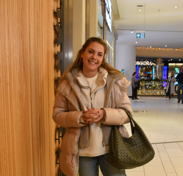 Eda Ece at the shopping mall