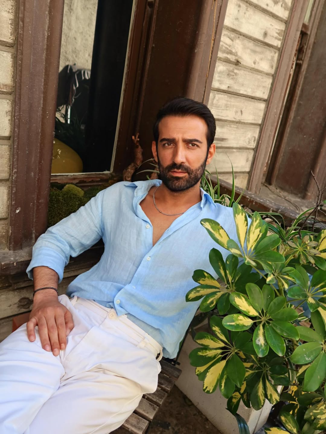 Ferit Kaya reacts humorously in Paris