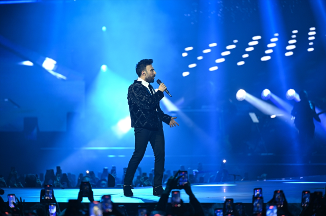 Tarkan speaking emotionally to fans during the concert