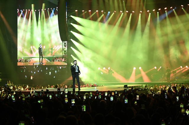 The iconic Kuzu Kuzu dance at Tarkan’s concert