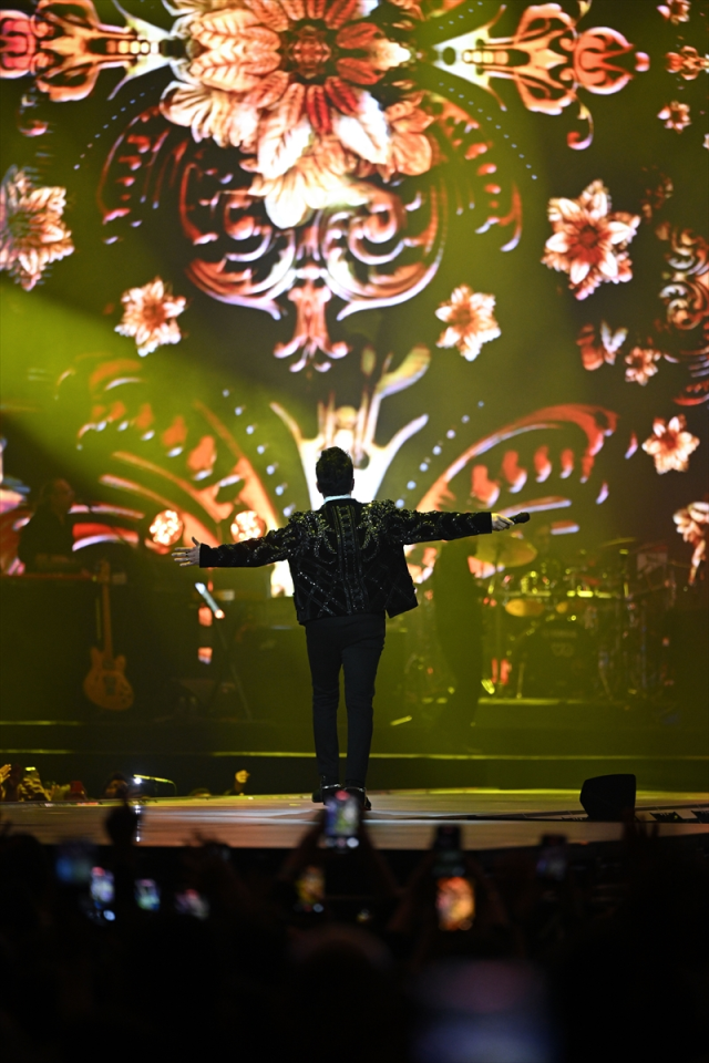 Crowd atmosphere at Tarkan’s concert at Volkswagen Arena
