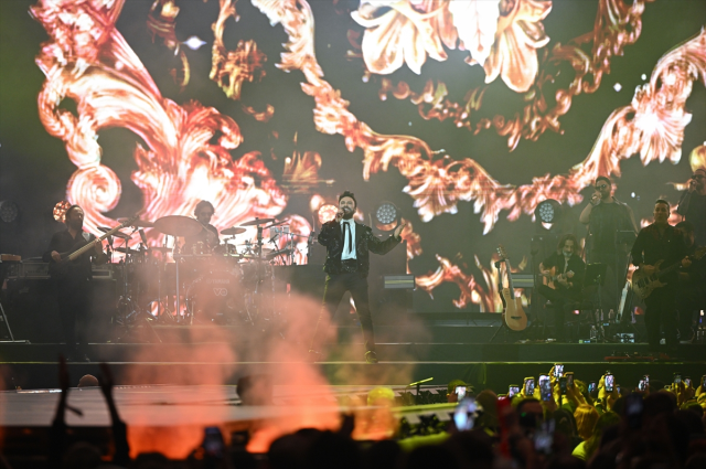Fans enjoying Tarkan’s concert in Istanbul