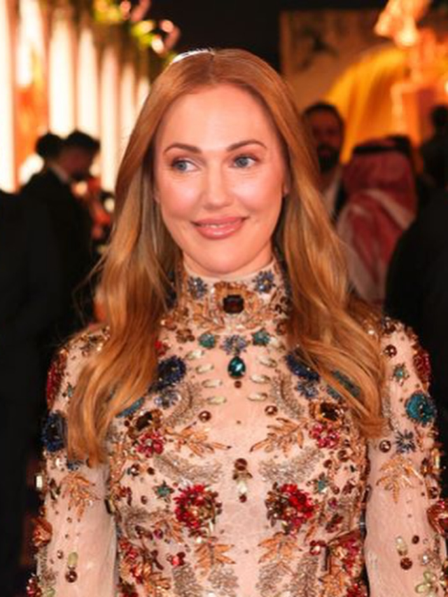 Friendly exchange between Hazal Kaya and Meryem Uzerli