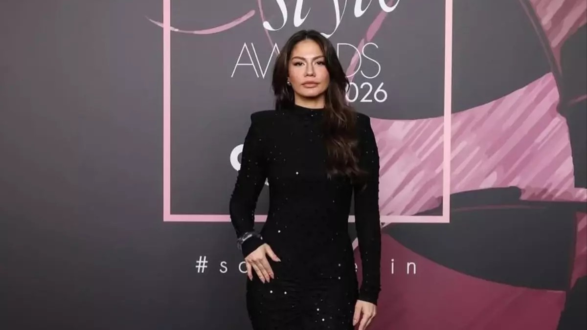 Demet Özdemir Impresses Audiences with Her Style in Eşref Rüya