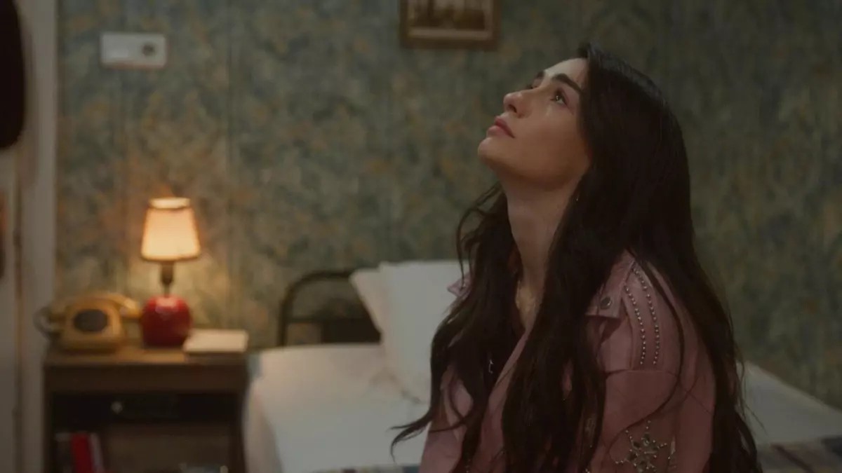 “Bende Kalacak” by Ebru Gündeş Creates an Emotional Impact in Secret of Pearls