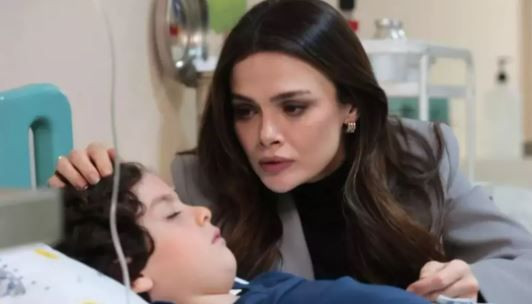 Scene from Distant City (Uzak Şehir) starring Sinem Ünsal and Ozan Akbaba