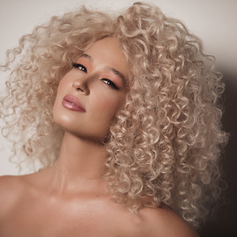 Singer Gulcin Ergul solo career photo