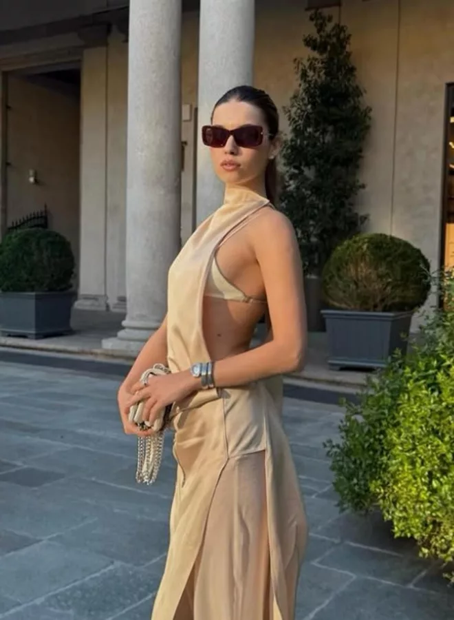 Afra Saracoglu posing in the streets of Milan